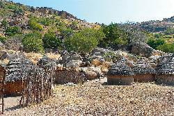 stliches Afrika, Sdsudan: An den Ufern des Bahr al Jabal - Htten